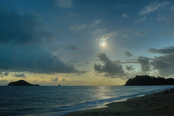 Éclipse solaire au bord de l océan en Australie