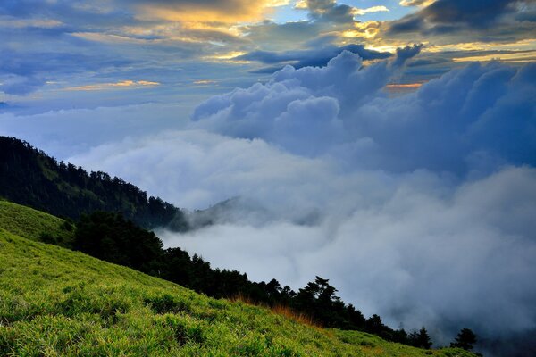 Paysage de montagne d été dans le brouillard et les nuages