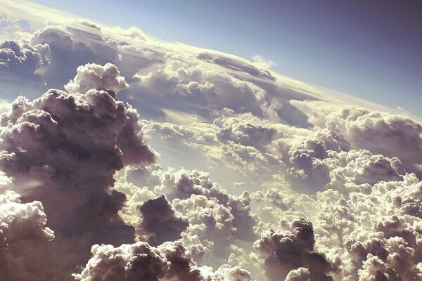 Nubes sobre la tierra iluminadas por el sol, vista desde un avión