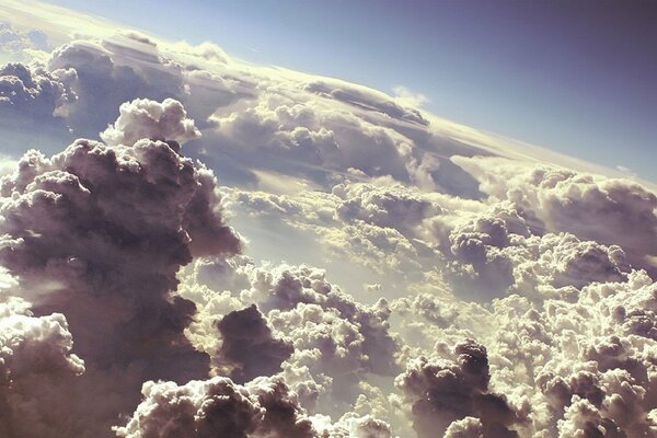 Nuages au-dessus du sol éclairé par le soleil, vue de l avion