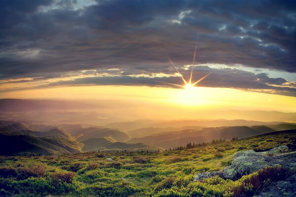 Collines verdoyantes au coucher du soleil