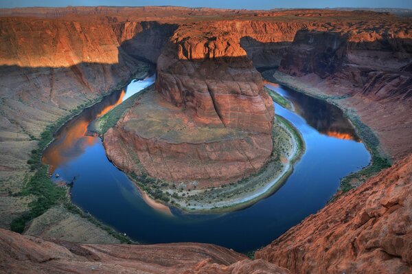 Auf dem Foto ist ein Fluss in Colorado. Ein Abend in Arizona