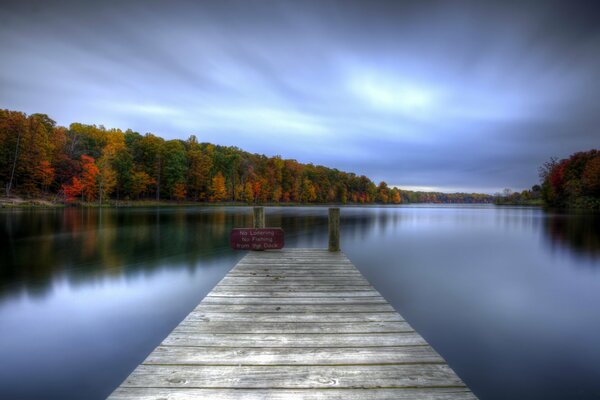 El hermoso otoño se refleja en la superficie acuosa del lago