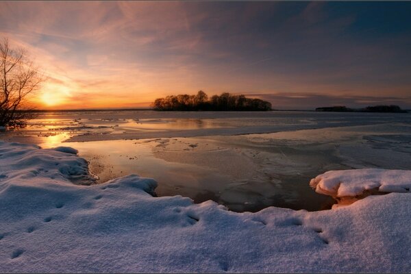 Winterabend am See der Welt