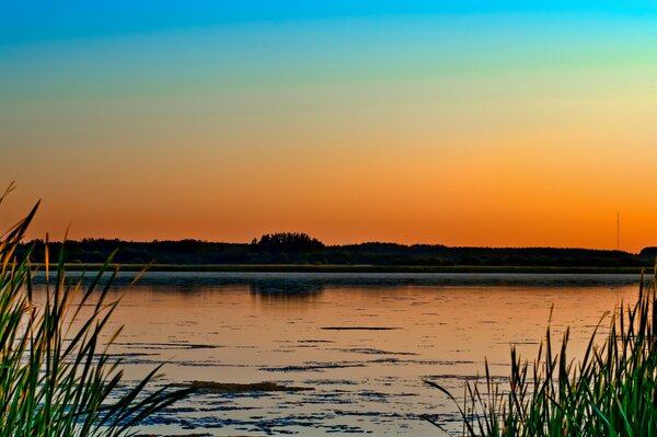 Coucher de soleil du soir sur un lac en Sibérie