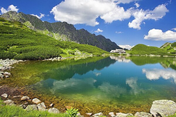 Lago de montaña en lo alto de las montañas