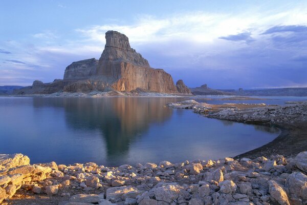 Pico de piedra picos reflejo en el lago