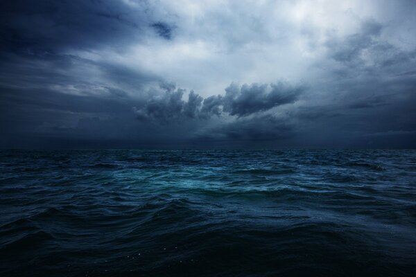 Tempesta nell oceano contro il cielo scuro