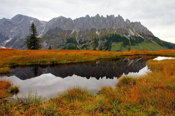 Naturaleza otoñal con montañas y agua