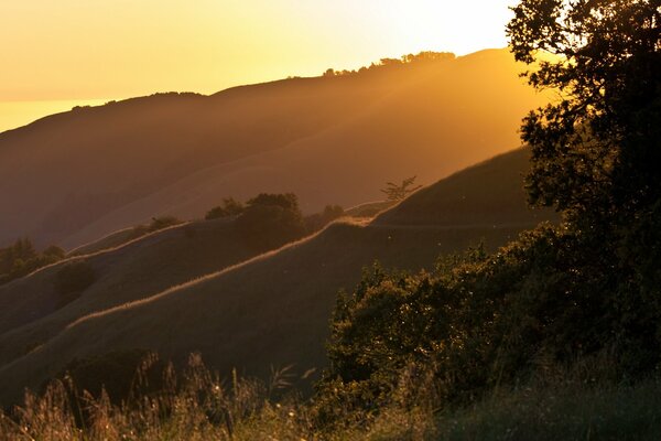 Paisaje de montañas al atardecer