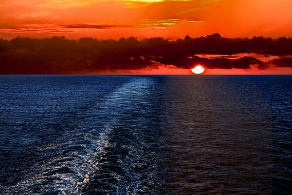 Soleil et nuages sur fond de coucher de soleil dans la mer