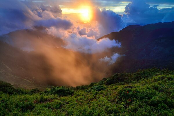 Paisaje de montaña en el fondo de las nubes