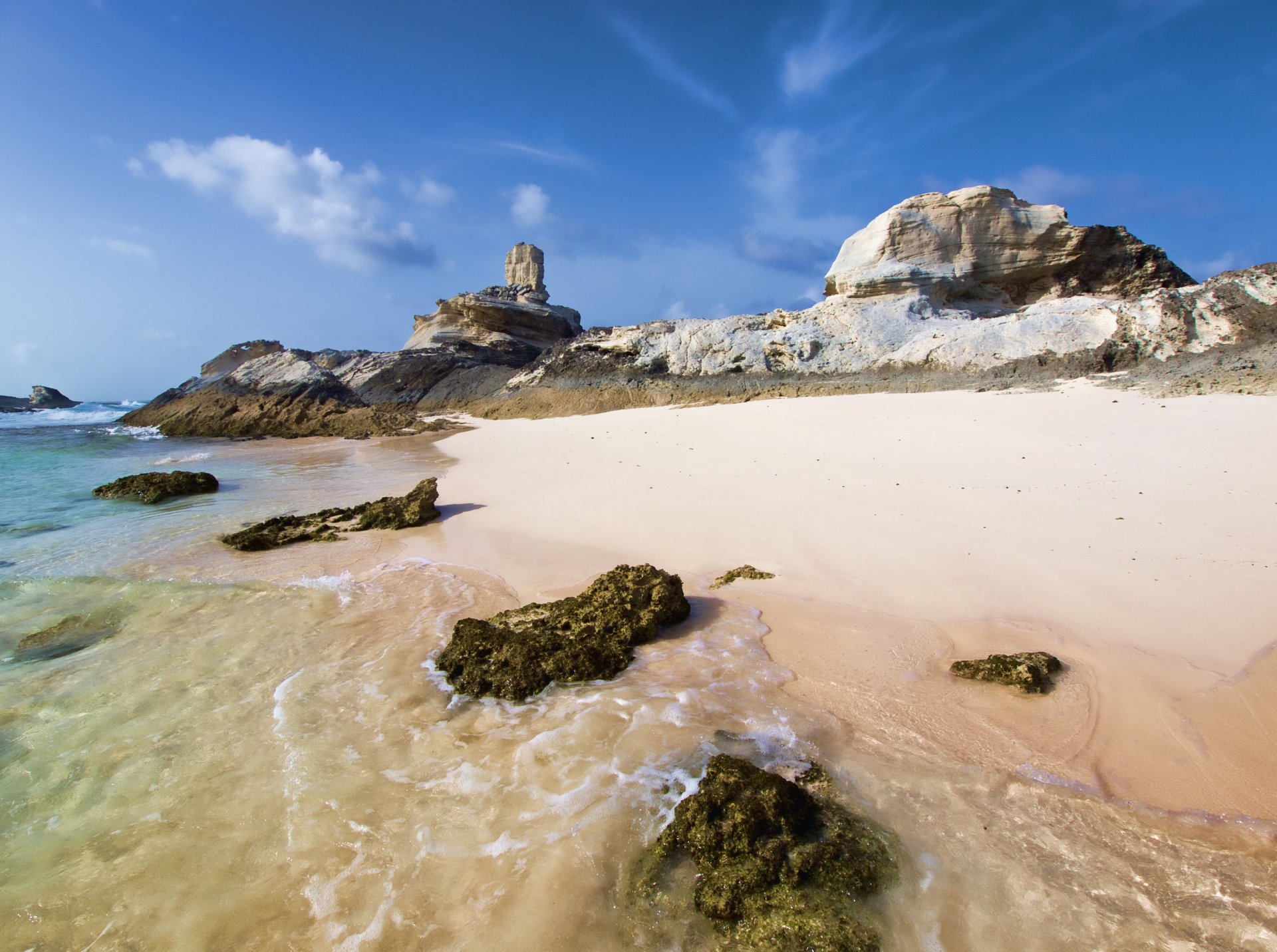 mare rocce sabbia costa rocce alghe nuvole