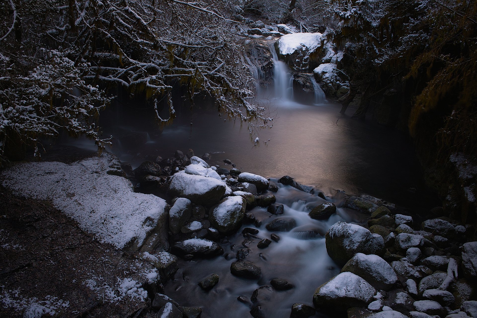 natur fluss bäche steine schnee sonnenfinsternis