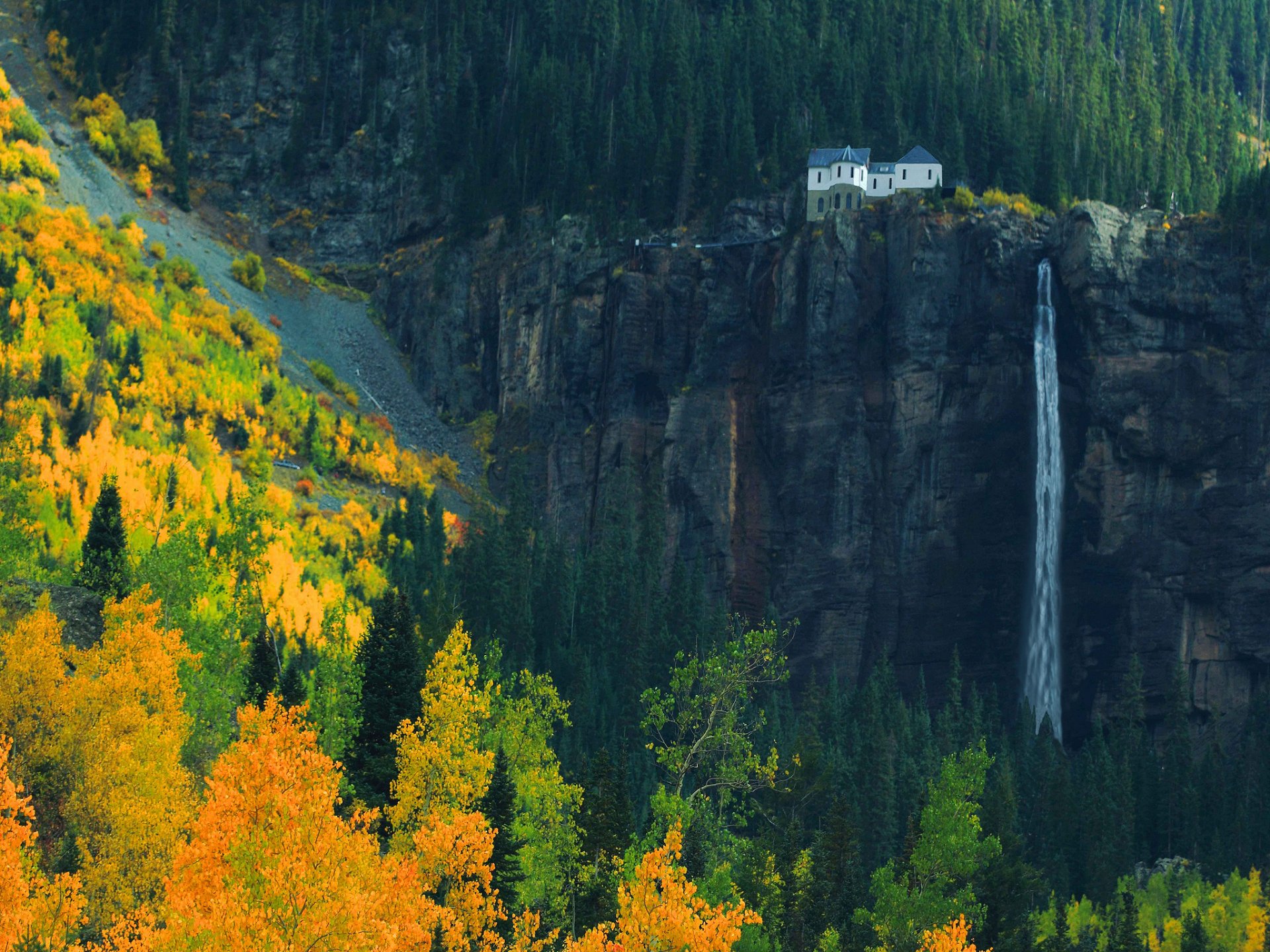 naturaleza montañas cascada rocas casa bosque otoño octubre