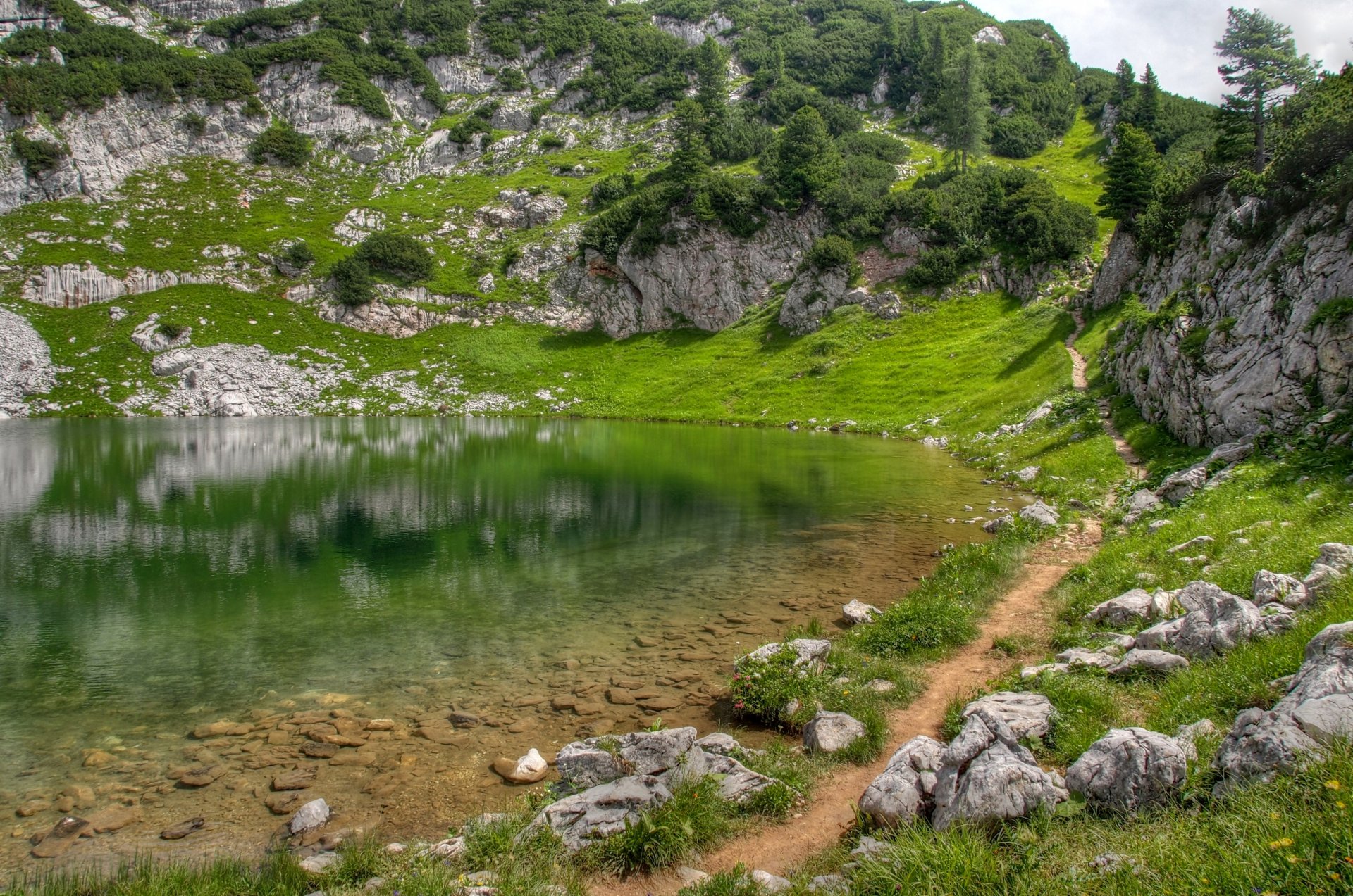 lago montañas vegetación hierba piedras colinas camino superficie reflexión