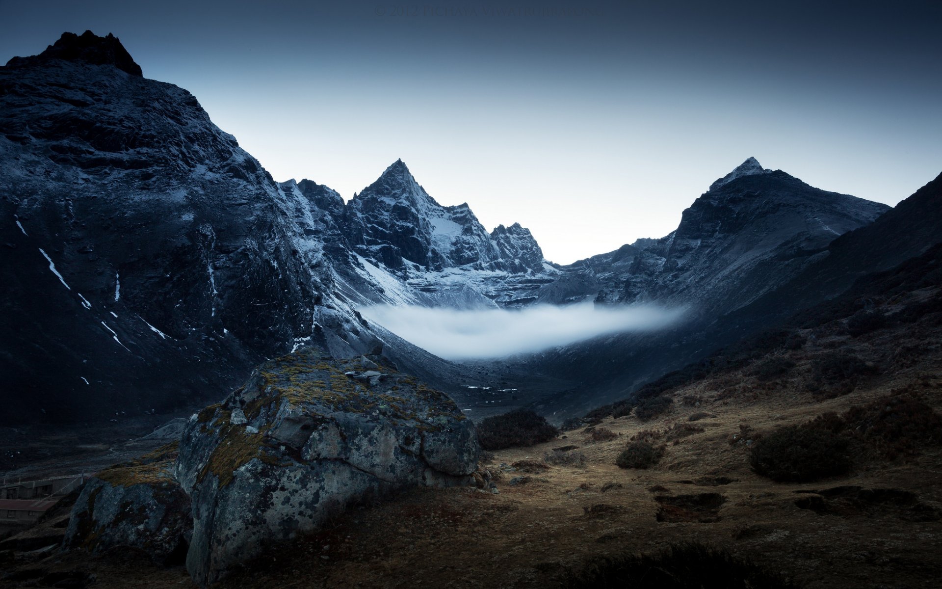 montagnes brouillard ciel