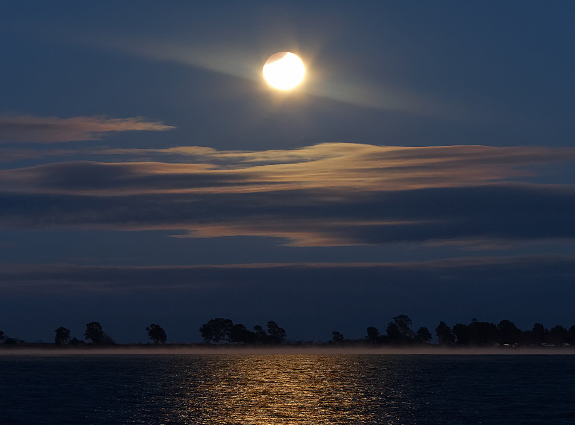 mond sonnenfinsternis lagune reflexion nebel