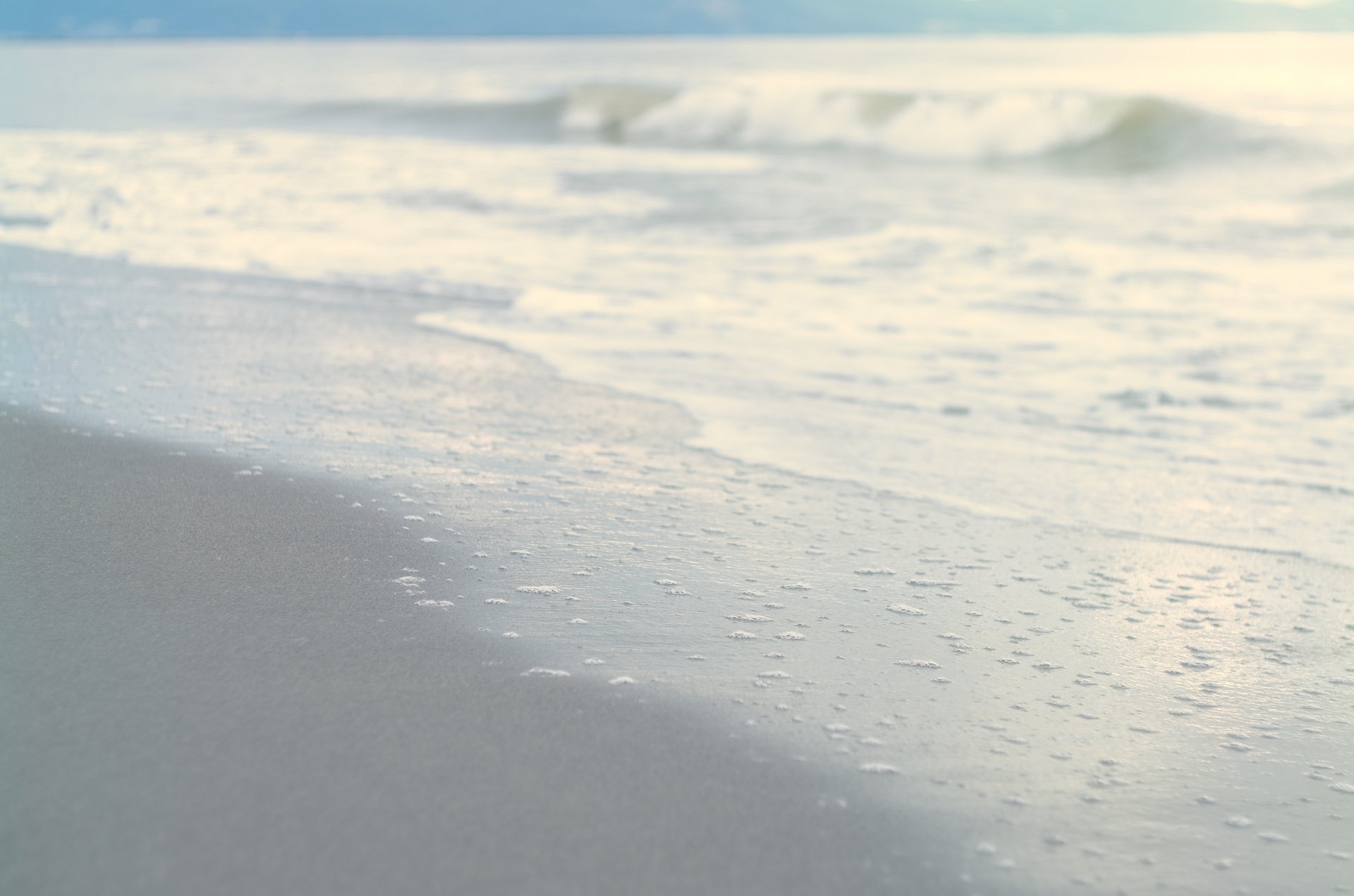 morze brzeg piasek plaża fale fala woda niebo spokój natura