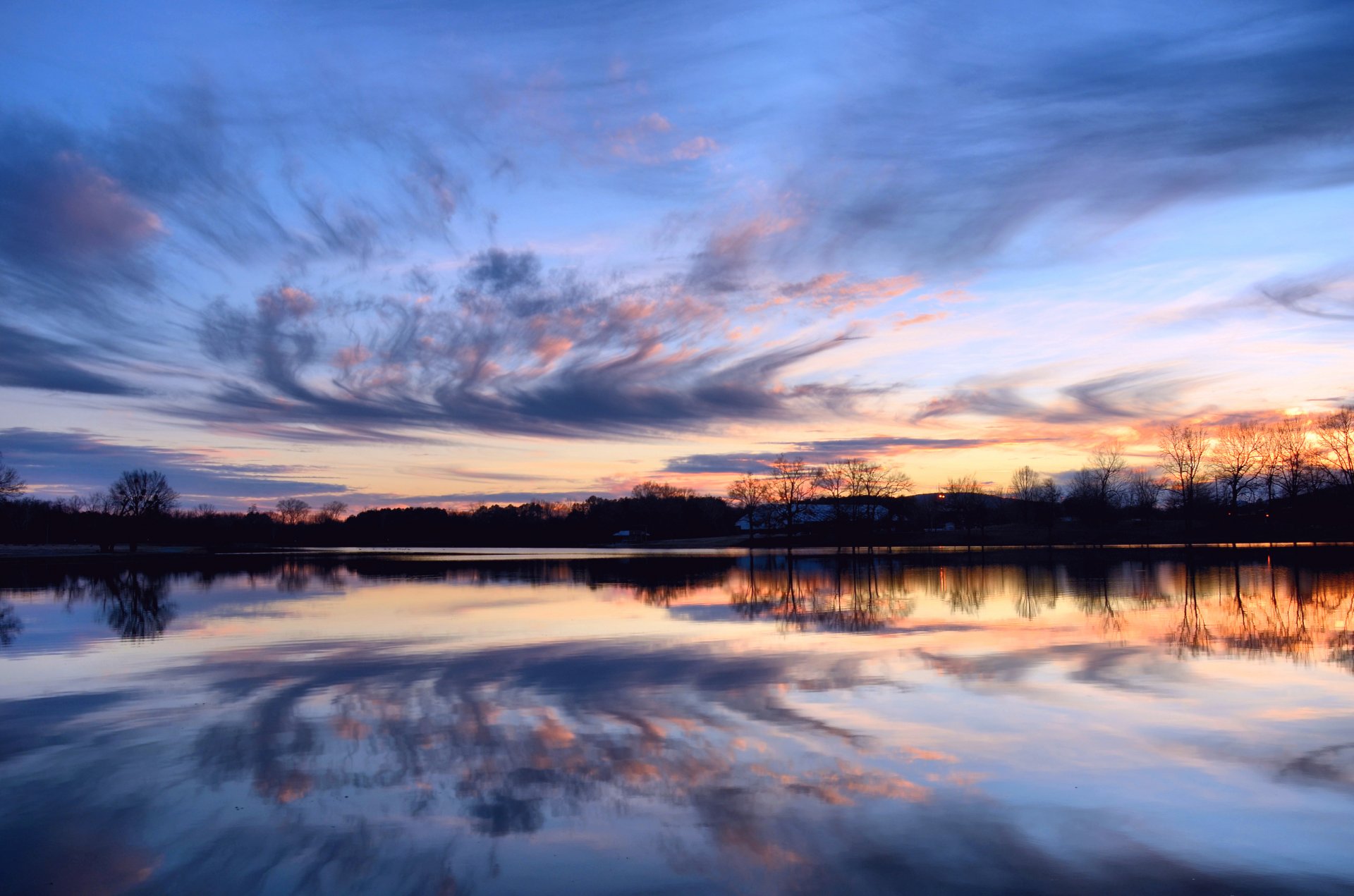 noche naranja puesta de sol cielo nubes árboles río agua superficie reflexión