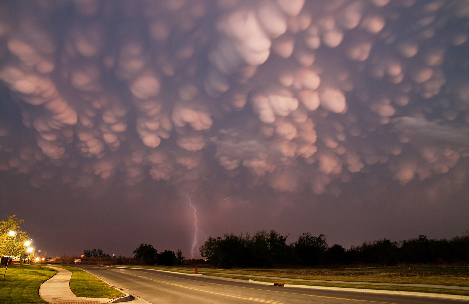 nuvole mammatus cumulo nuvole temporalesche temporale prima della tempesta strada sera alberi case fulmini