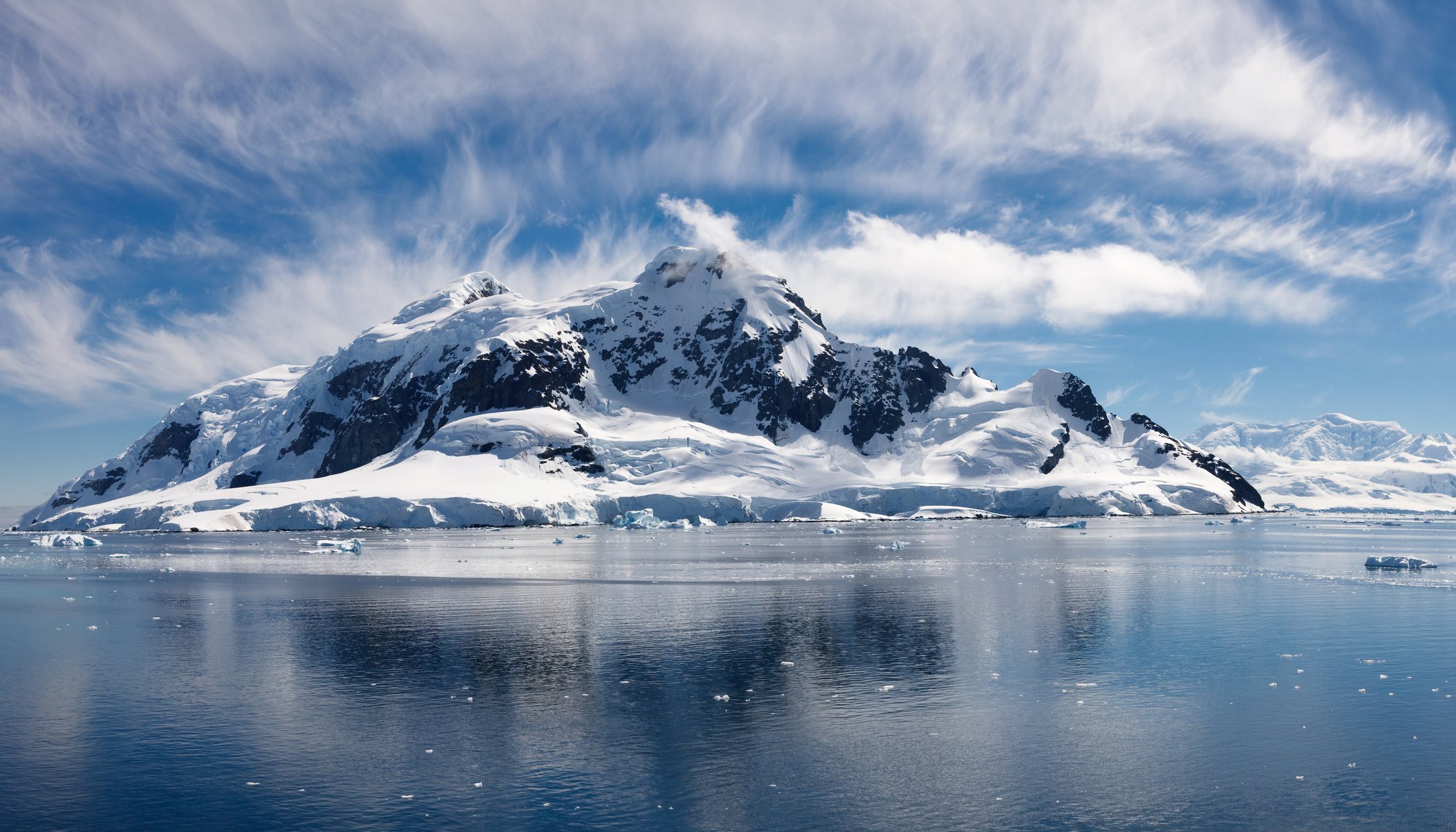 mar montañas nieve nubes