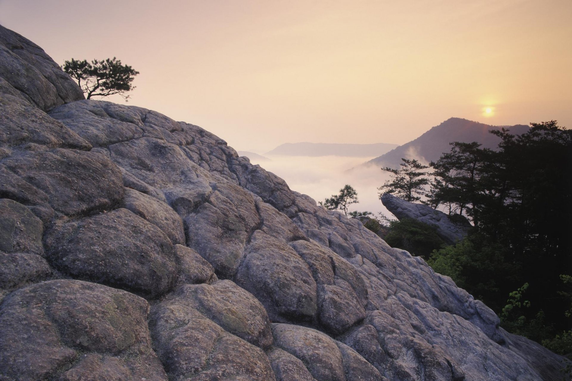 berge felsen sonnenuntergang bäume nebel höhe