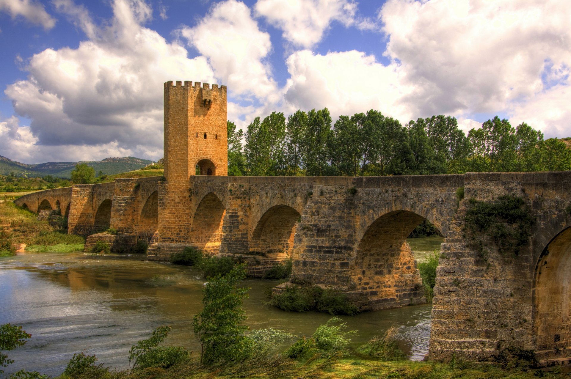 espagne frias pont arbres rivière bleu ciel nuages paysage