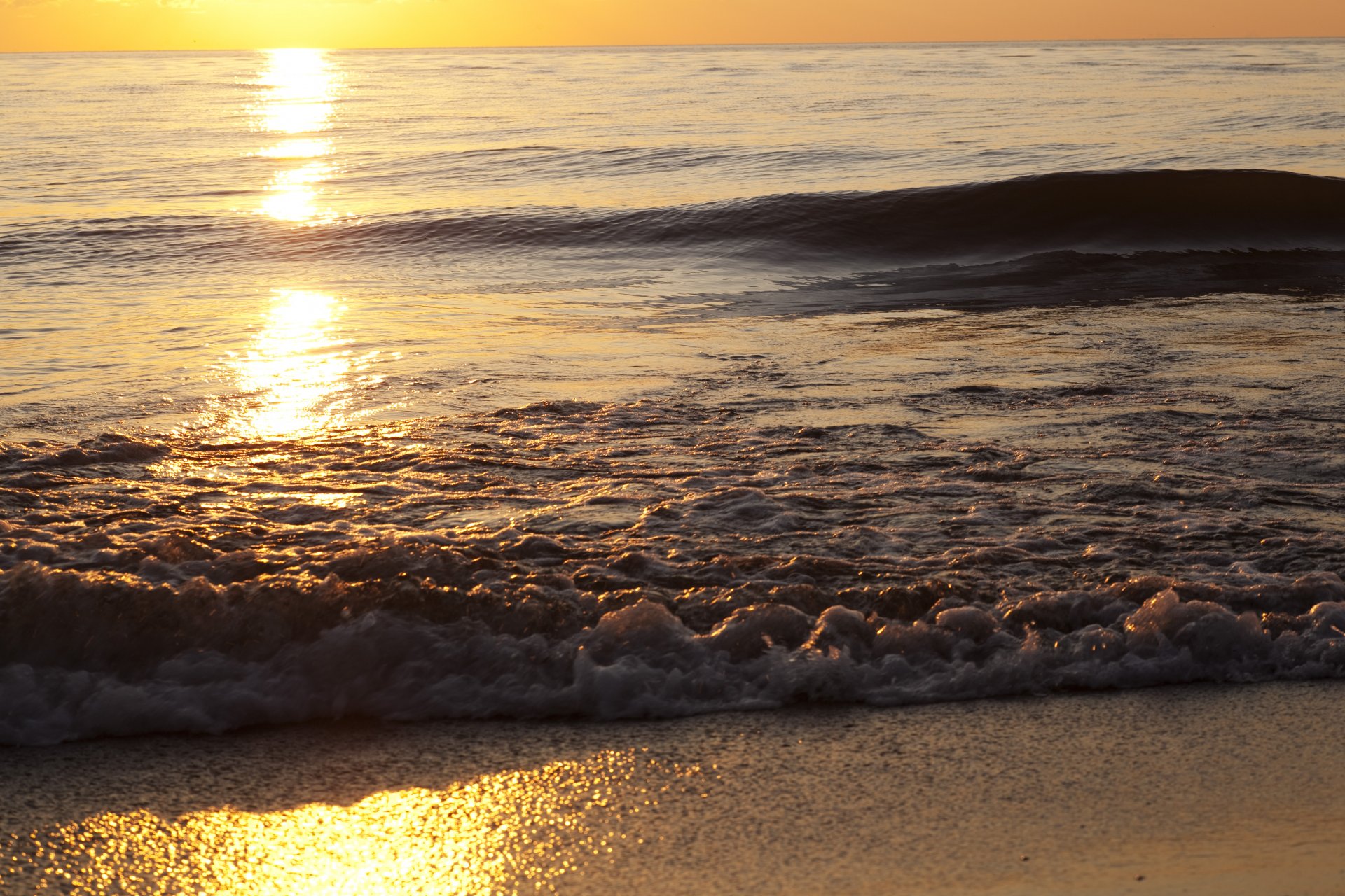 meer wasser wellen welle ufer sand strand licht glanz ausstrahlung schaum spritzer horizont himmel sonnenuntergang sonne abend natur