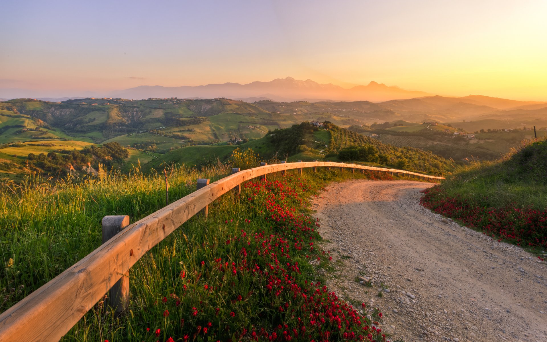 italien sonnenuntergang fabelhafter sonnenuntergang straße hügel natur