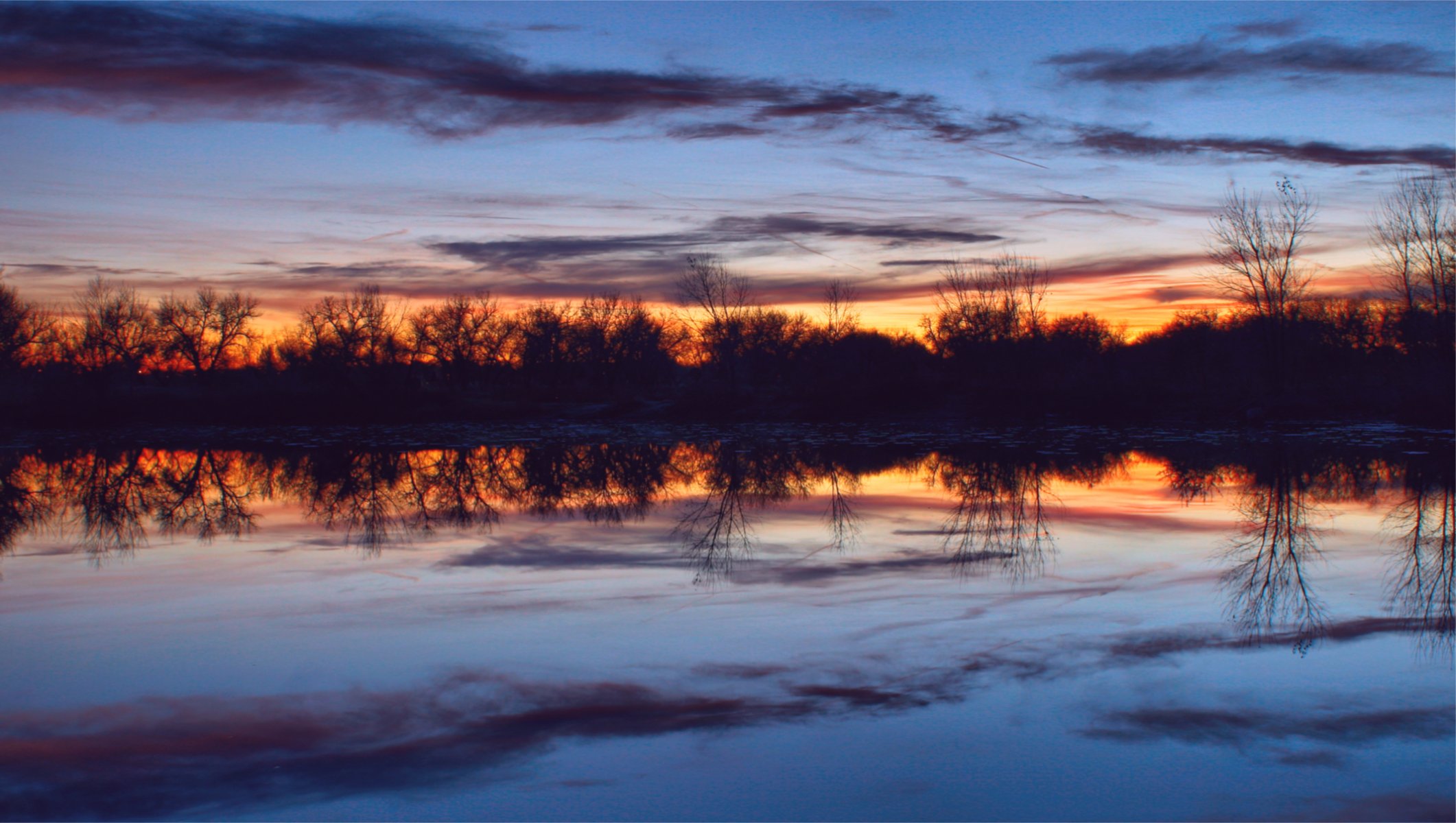 soir crépuscule orange coucher de soleil bleu ciel nuages arbres rivière eau surface silence réflexion