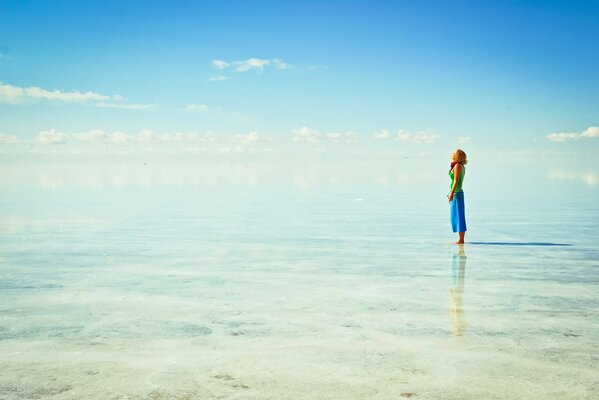 Ragazza sullo sfondo di acqua pura trasparente dell oceano