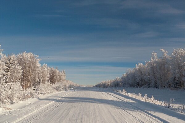 Winter verschneite Straße im Schnee