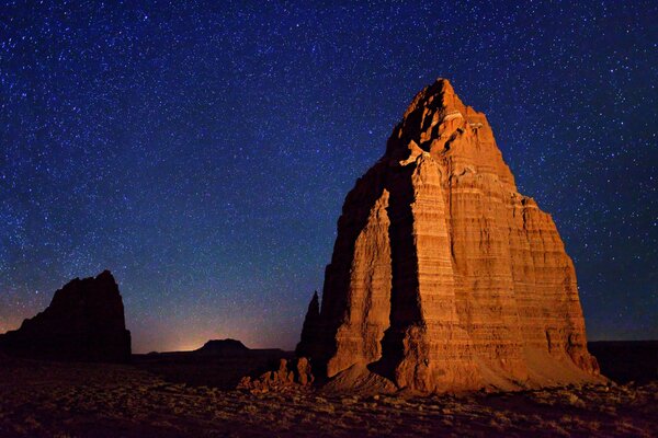 Rocas en el desierto al atardecer