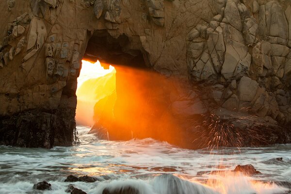 La luz del sol que atraviesa las rocas