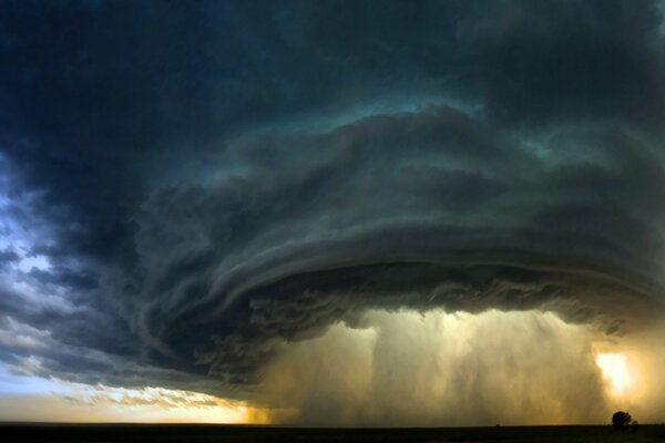 Ein Tornado und ein Hurrikan am Horizont