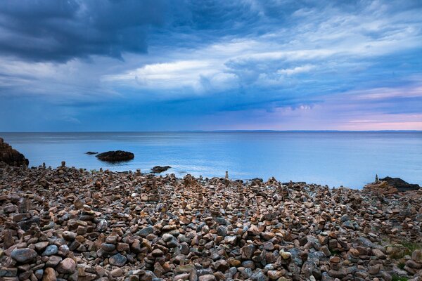 Каменный пляж на побережье в Швеции