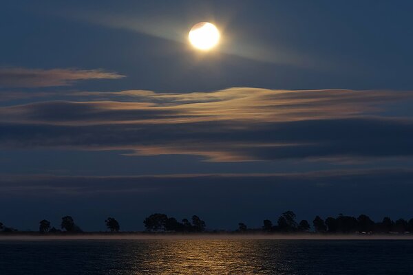 Reflet de la lune dans le lagon de nuit
