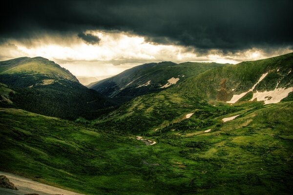 Nuages d orage sur les collines verdoyantes