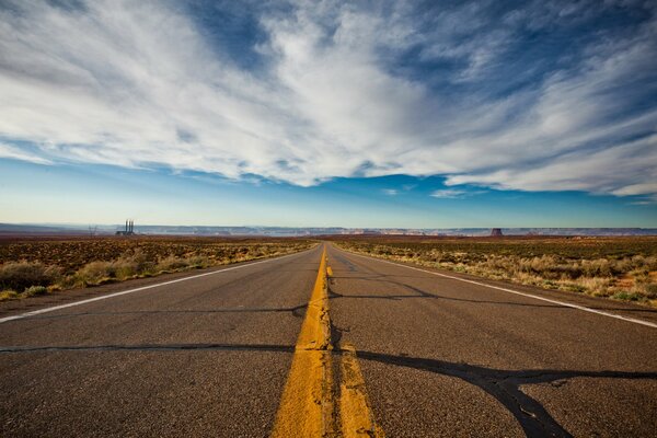 Un largo camino. Cielo nublado