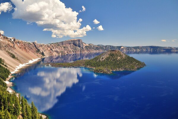 Isla en el Cráter del lago