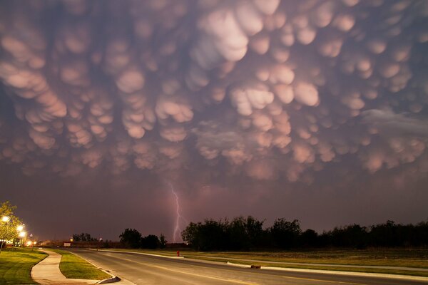 Nuages d orage inhabituels et foudre