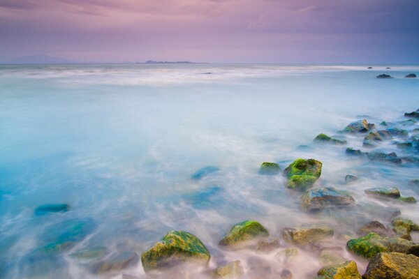 Piedras desnudas del mar de la mañana