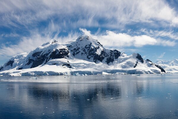 Montañas nevadas en medio del mar