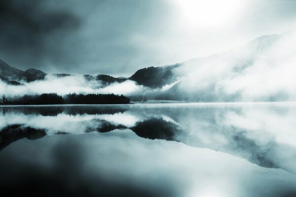 Brumoso. Reflejo de montañas y bosques en el agua