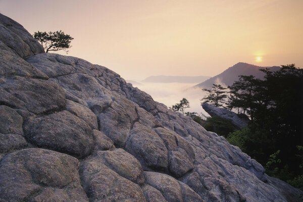 Sonnenuntergang in den Bergen hoch oben auf dem Felsen