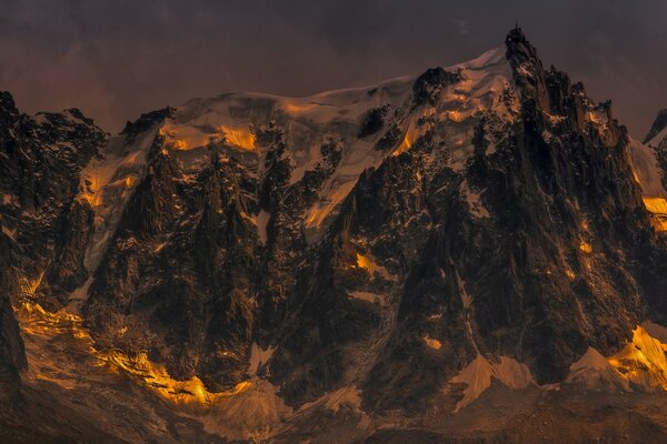 Alpen in Frankreich bei Nachtlicht