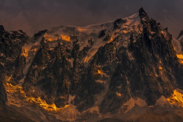 Alpes en Francia en la iluminación nocturna