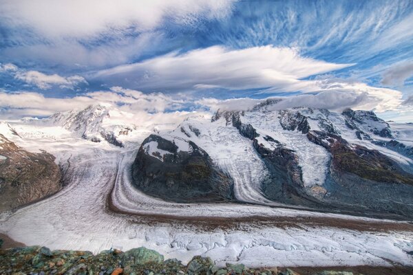 Montañas suizas. Nubes flotantes