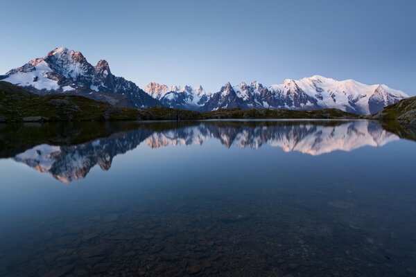 Die Berge, die sich über dem ruhigen Wasser des Sees erheben